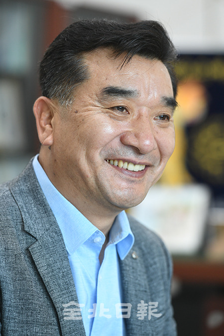 전주기상지청에서 정덕환 지청장이 취임 1주년을 맞아 취임 후 성과와 계획에 대해 이야기 하고 있다. 박형민 기자