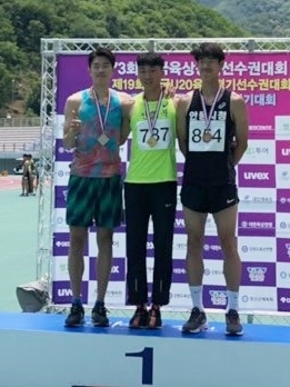 전북체고 유규민(가운데) 선수가 남자 일반 세단뛰기에서 금메달을 차지한 후 기념촬영을 하고 있다.