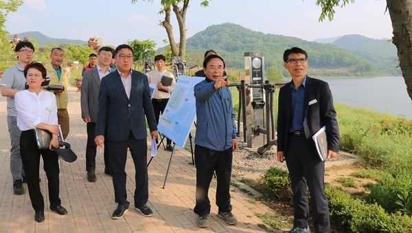 심민 임실군수가 옥정호에서 현장행정을 펼치고 있다.