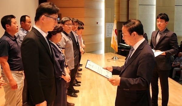 심민 임실군수가 청원조회에서 모범공무원에게 국무총리와 군정발전 유공자 표창을 수여하고 있다.