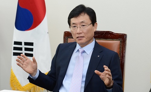 이환주 남원시장이 2일 남원시청에서 기자 간담회를 열고 시정에 대해 설명하고 있다.