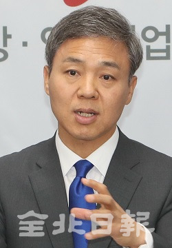 2일 전주시청 브리핑룸에서 김승수 전주시장이 민선7기 1주년 기자회견을 하고 있다. 조현욱 기자