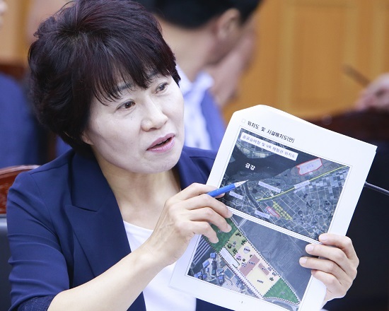 전종순 익산시 미래농정국장이 브리핑을 열고 농촌관광자원과 연계한 말 산업을 육성해 지역경제 활성화를 유도해 나가겠다고 밝히고 있다.