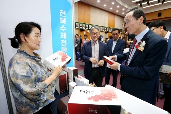 3일 전북도청 대회의실에서 열린 전북 사회적경제주간 기념행사에서 송하진 전북도지사가 사회적기업의 제품을 살펴보고 있다. 사진제공= 전북도