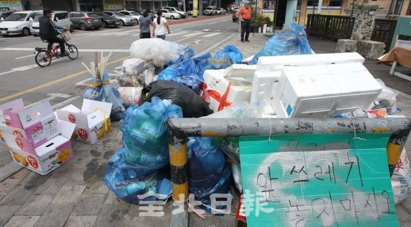 전북지역 민주노총 산하 생활폐기물 처리 노조 본격 파업 첫날인 3일 전주시 서노송동 일대를 비롯한 시내에 쓰레기들이 수거되지 않아 높이 쌓여있다. 조현욱 기자