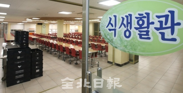 공공부문 비정규 노동자들의 연대파업 첫날인 3일  전주온빛초등학교 식생활관이 파업으로 인해 급식이 나오지 않아 텅 비어있다. 이날 학교는 집에서 싸온 도시락과 학교에서 제공한 빵과 음료수로 점심을 대체했다. 조현욱 기자
