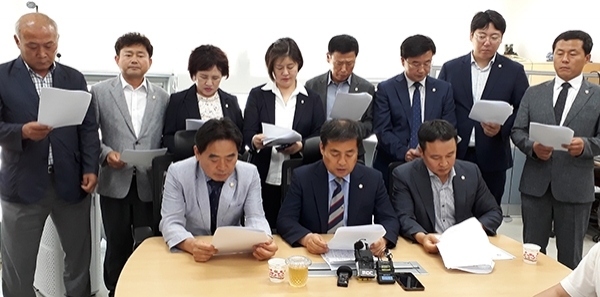 완주군의회 ‘폐기물 매립장에 관한 행정사무조사특별위원회'가 4일 오전 기자회견을 하고 있다.