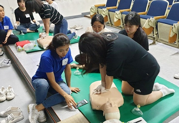 심폐소생술 교육 모습.