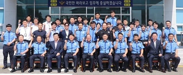 김병로 서해지방해양경찰청장이 군산해경 직원들과 소통을 위한 간담회를 마치고 기념촬영을 하고 있다.