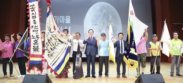 4일 전북도청 공연장에서 열린 제6회 생생마을 만들기 콘테스트에서 송하진 도지사와 각 마을 대표들이 기념촬영을 하고 있다. 사진제공= 전북도