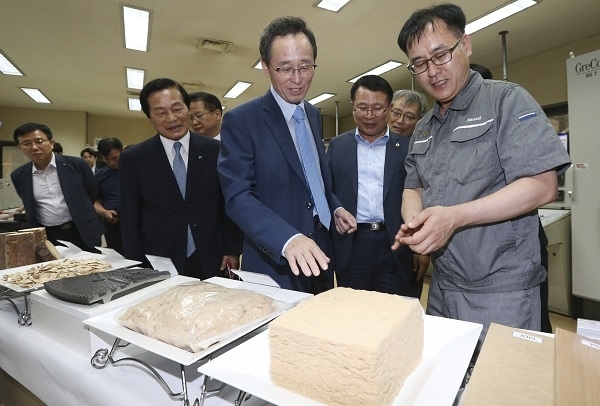 지난 5일 익산을 방문한 송하진 전북도지사가 ㈜한솔홈데코 등 산업 현장을 둘러보고 있다. 사진제공= 전북도