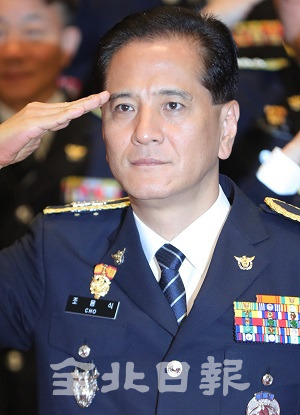 조용식 전북지방경찰청장이 5일 전북청 강당에서 열린 취임식에서 경례를 하고 있다. 박형민 기자