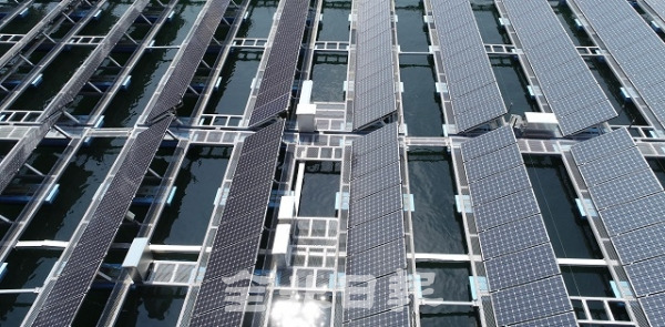경남 합천호에서 가동되고 있는 500KW 규모의 수상 태양광. 조현욱 기자