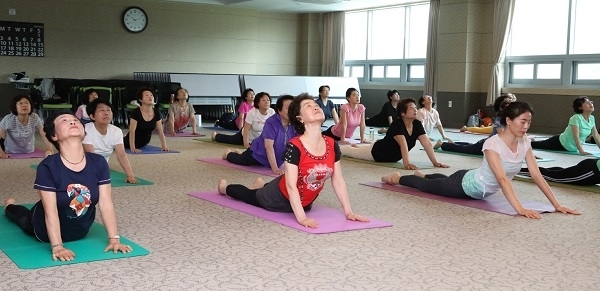 무주보건의료원 건강증진 프로그램 요가 모습.