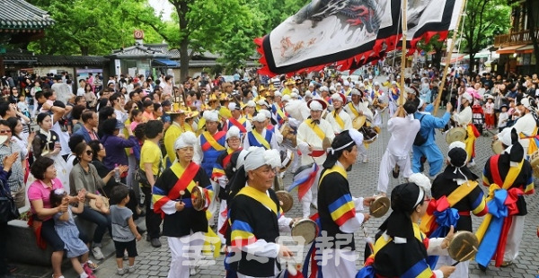 전주 한옥마을에서 펼쳐진 전통연희 퍼레이드 모습. 전북일보 자료사진
