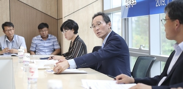 10일 세종시 지방자치회관에서 송하진 도지사와 실국장들과 함께 도정 주요 예산의 전략적인 대응방안을 강구하기 위해 국가예산 확보 전략회의를 갖고 있다. 사진제공 = 전북도