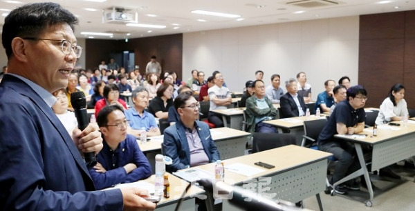 10일 전주 한국전통문화전당 교육장에서 전주부성 종합정비계획 수립 용역 주민설명회 열려 참석한 지역 주민들이 사업 설명에 귀를 기울이고 있다. 박형민 기자