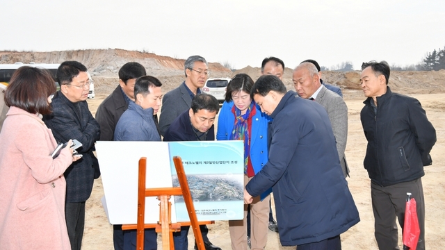 폐기물매립장에 관한 행정사무조사특위 위원들이 현지조사를 실시하고 있다.
