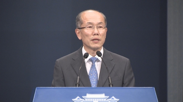 국가안전보장회의(NSC) 사무처장인 청와대 김유근 국가안보실 1차장이 12일 오후 춘추관에서 일본 수출규제 조치 관련 브리핑을 하고 있다. /연합뉴스