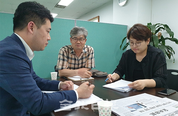 (왼쪽부터) 김용빈 변호사와 유진식 전북대 법학전문대학원 교수, 우아롬 변호사가 전북일보 편집국에서 의견을 나누고 있다.