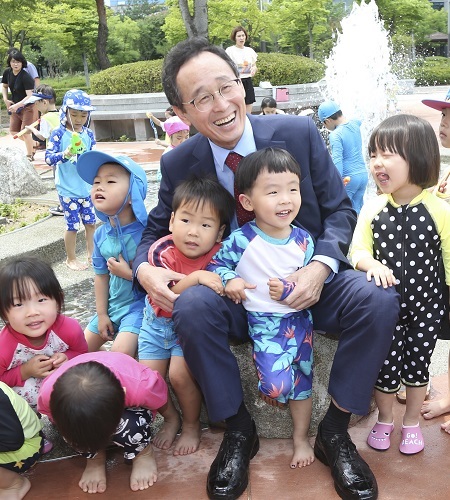 지난 12일 송하진 전북도지사가 ‘소풍 오는 날’을 맞아 도청 광장을 찾은 어린이들을 안고 있다. 사진제공= 전북도