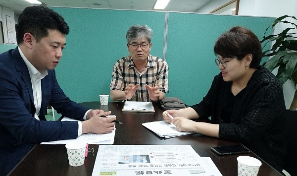 (왼쪽부터) 김용빈 변호사와 유진식 전북대 법학전문대학원 교수, 우아롬 변호사가 전북일보 편집국에서 의견을 나누고 있다.