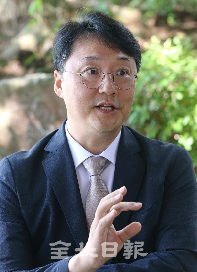 전북맹아학교 정문수 교장이 본보와의 인터뷰에서 학생들의 3D 졸업앨범을 만들게 된 계기에 대해 말하고 있다. 조현욱 기자