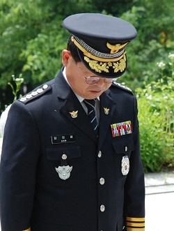 15일 남원 경찰 묘지에서 참배하는 함현배 남원경찰서장.