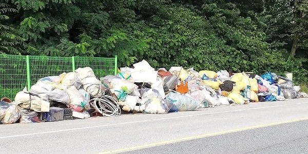 김제 만경읍 진입 도로가에 쌓여 있는 쓰레기더미.
