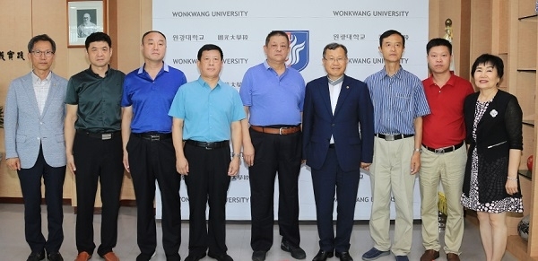 원광대 박맹수 총장과 중국 작가들이 기념촬영을 하고 있다.