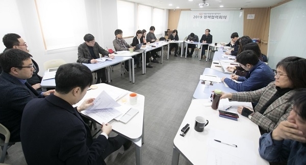 지난 3월 8일 한국사회적경제연대회의와 한국사회적기업중앙협의회 주최로 열린 ‘사회적기업 등록제 개정안’ 토론회에서 사회적경제 관계자들이 의견을 나누고 있다. 사진제공= 한국사회적경제연대회의