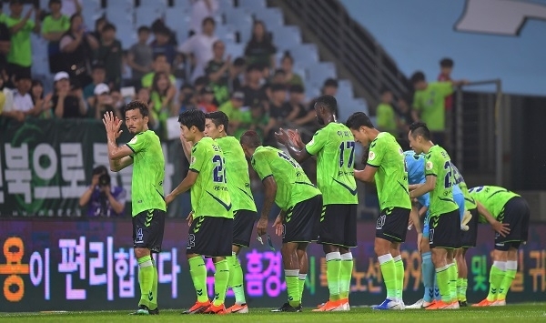 전북현대 선수들이 관중들에게 인사를 하고 있다.