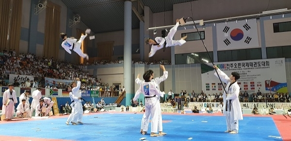 2019 전주오픈국제태권도대회 개막식에서 전주대 태권도시범단이 화려한 태권도 시범을 선보이고 있다.