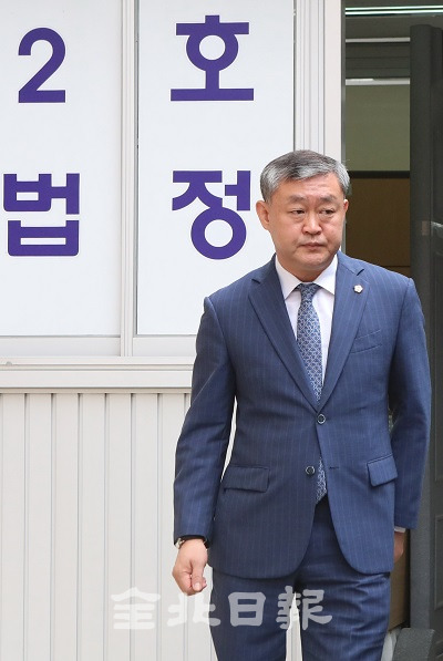 수뢰 혐의로 기소된 송성환 전북도의장이 16일 전주지방법원에서 첫 재판을 마친 뒤 법정을 나오고 있다. 조현욱 기자