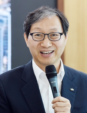 17일 김성주 국민연금공단 이사장의 금융도시 관련 기자간담회가 열린 가운데 김 이사장이 전주의 금융도시의 가능성에 대해 말하고 있다. 사진제공 = 국민연금공단