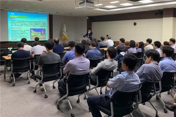 17일 새만금개발청 본청 대회의실에서 열린 ‘복합리조트 현황과 미래’ 세미나에서 참석자들이 주제발표를 경청하고 있다. /사진제공=새만금개발청