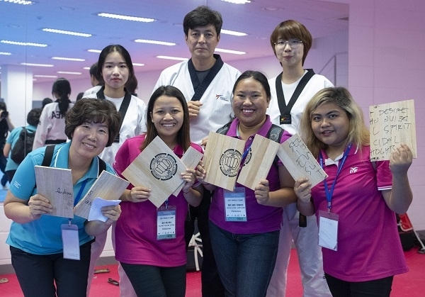 '2019 IYF 월드문화캠프' 미니올림픽에서 태권도 격파에 도전한 참가자들.