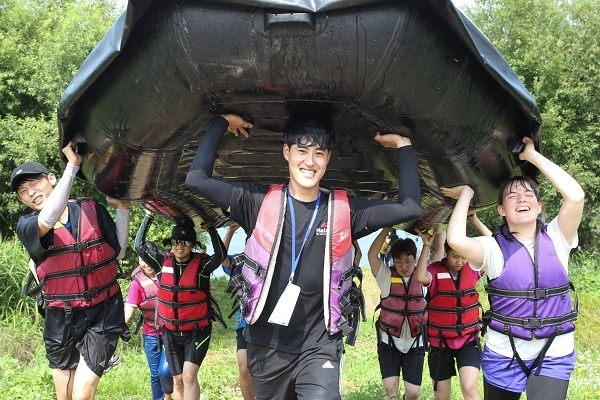 레프팅을 즐기고 있는 참가자들.