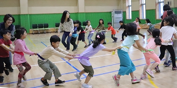 남원청소년수련관 심심풀이 엉뚱놀이에 참가한 학생들이 꼬리잡기 놀이를 하고 있다.