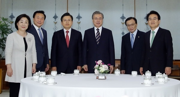 문재인 대통령이 18일 오후 청와대에서 열린 '정당대표 초청 대화'에 앞서 열린 차담회에서 여야 5당 대표와 포즈를 취하고 있다. 왼쪽부터 정의당 심상정 대표, 바른미래당 손학규 대표, 자유한국당 황교안 대표, 문 대통령, 더불어민주당 이해찬 대표, 민주평화당 정동영 대표. 연합뉴스.