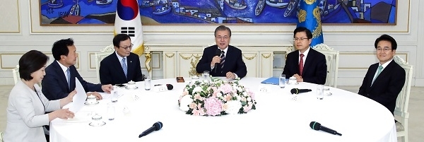 문재인 대통령이 18일 오후 청와대에서 열린 '정당대표 초청 대화'에서 여야 5당 대표들과 얘기를 나누고 있다. 왼쪽부터 정의당 심상정 대표, 바른미래당 손학규 대표, 더불어민주당 이해찬 대표, 문 대통령, 자유한국당 황교안 대표, 민주평화당 정동영 대표. 연합뉴스