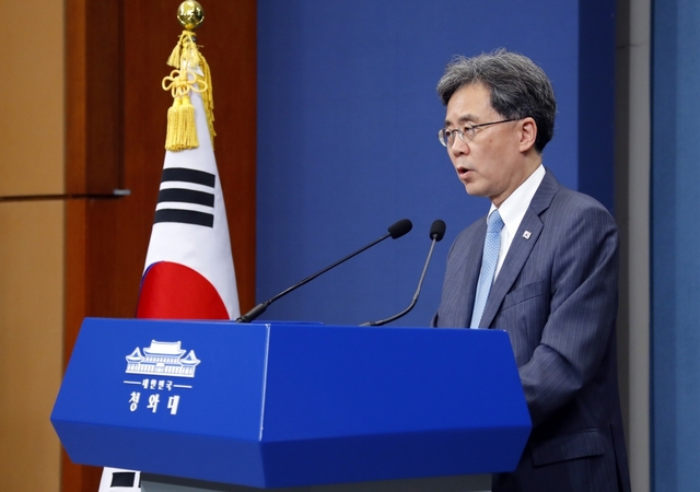 김현종 국가안보실 2차장이 19일 오후 청와대 춘추관 브리핑룸에서 일본의 대(對)한국 수출규제 보복 조치와 관련한 입장을 밝히고 있다. /연합뉴스