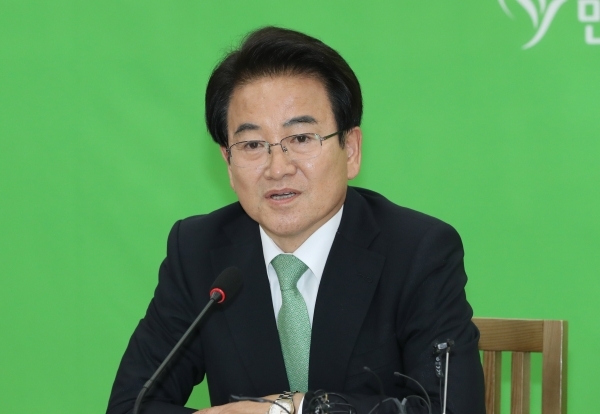 민주평화당 정동영 대표가 18일 오후 문재인 대통령과 5당 대표 회동을 마치고 국회로 돌아와 기자들에게 회동 결과를 설명하고 있다. /연합뉴스