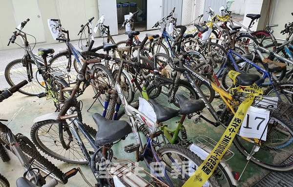 훔친 자전거 증거품.