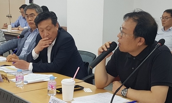 새만금 산업단지 전기차클러스터에 참여할 예정인 에디슨모터스 조세현 대표(가운데)와 대창모터스 박상덕 부사장(오른쪽)이 상생형 일자리 협약안에 대해 발언하고 있다.