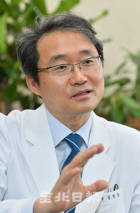 취임 한달을 맞은 김철승 제42대 전주예수병원장이 취임 소감과 향후 예수병원 운영방안에 대해 이야기하고 있다. 박형민 기자