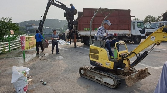 김제시 공덕면 사회단체 회원들이 쓰레기 수거에 앞장서고 있다.