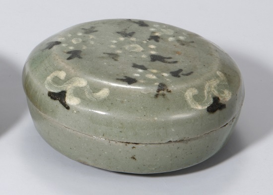 청자철화철백화국화문합