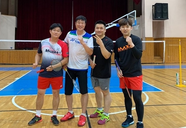 하태권 감독이 전주비전스포츠클럽 회원들과 기념촬영을 하고 있다.