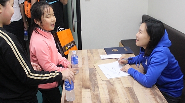 신소정 선수가 전북스포츠클럽에서 강습회를 열고 아이스하키 꿈나무들에게 사인을 해주고 있다.